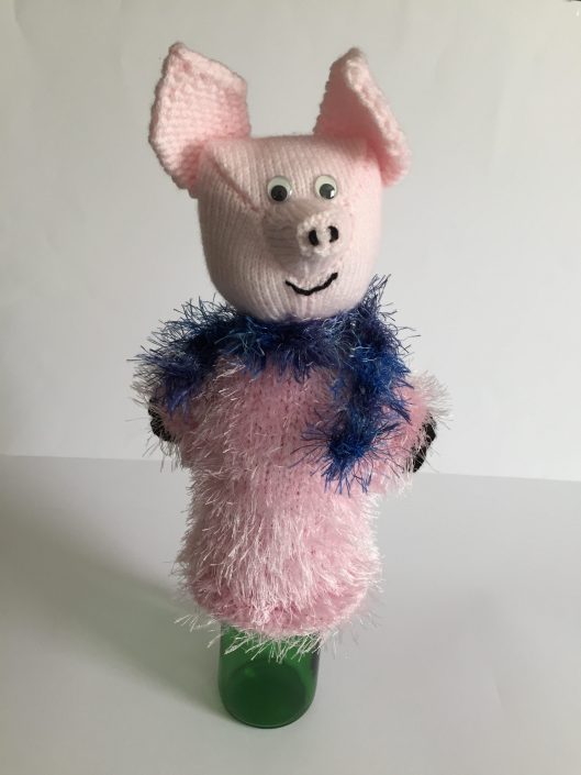 Flaschendeko Schweinchen gestrickt Handarbeitseckle