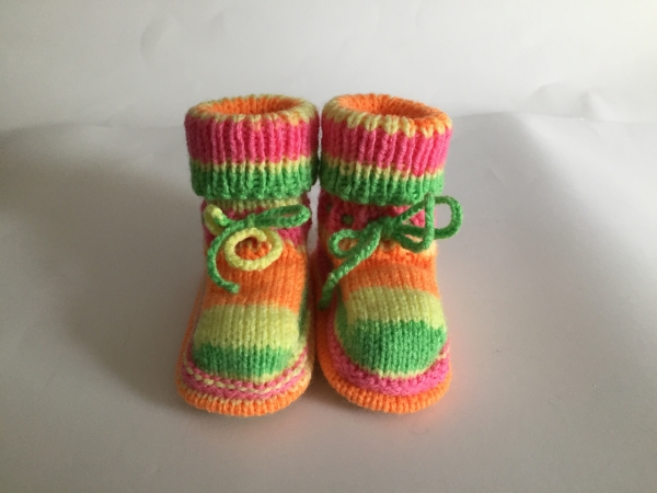 gestrickte Babyschuhe Booties neon Handarbeitseckle