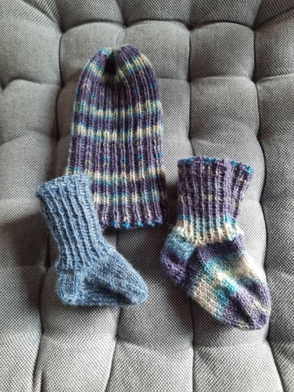 Frühchen Socken und Frühchen Mütze gestrickt, Handarbeitseckle